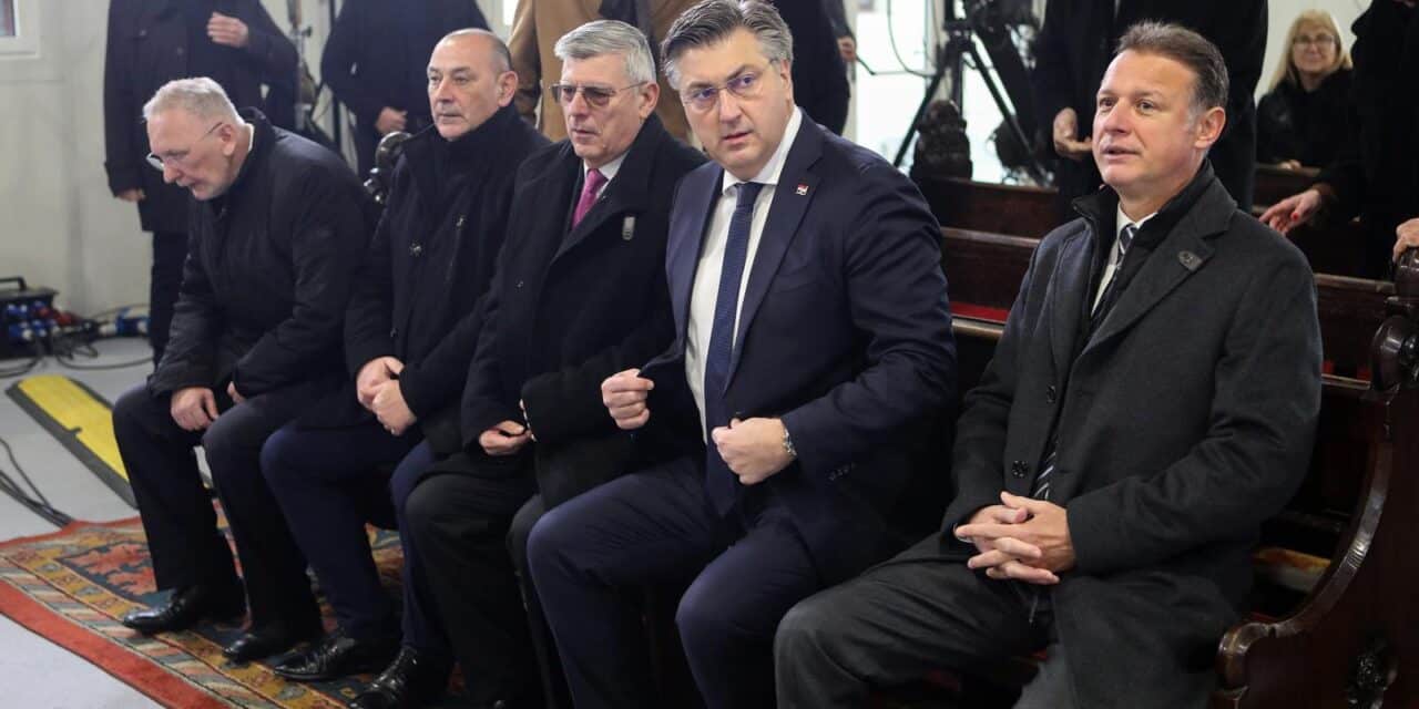 Premijer i ministri na Božićnoj misi u Zagrebu