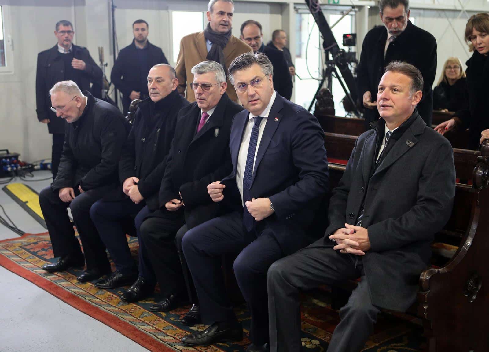 Premijer i ministri na Božićnoj misi u Zagrebu
