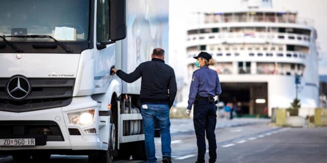 Trajekt iz Italije uplovio u Split s posebnim mjerama zaštite od koronavirusa