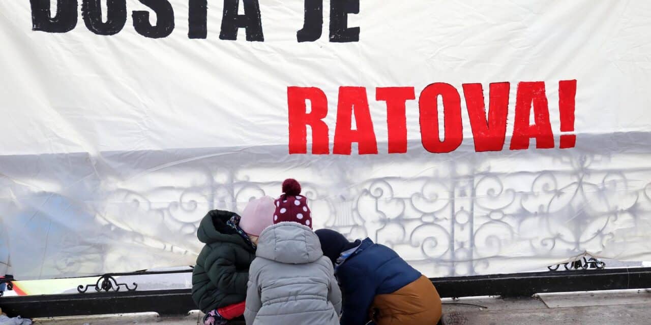 Zagrepčani i Zagrepčanke  na Zrinjevacu ostavljali poruke mira i solidarnosti u znak podrške ljudima u Ukrajini