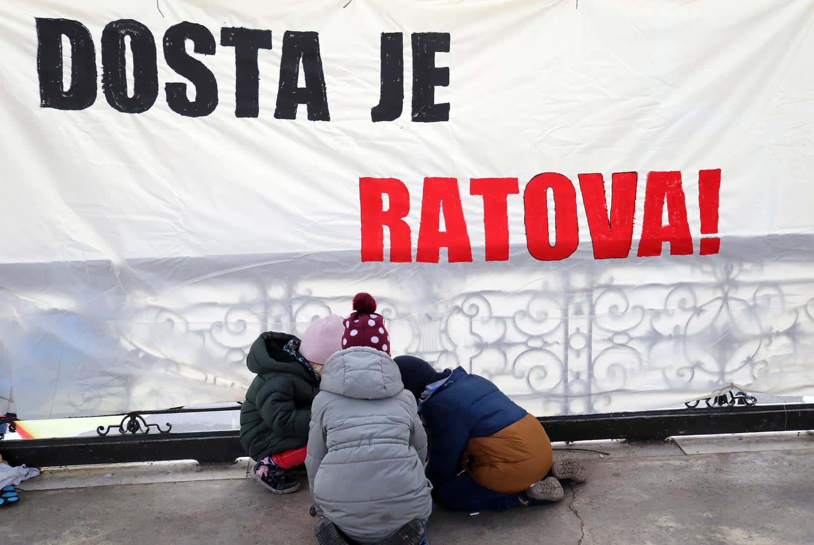 Zagrepčani i Zagrepčanke na Zrinjevacu ostavljali poruke mira i solidarnosti u znak podrške ljudima u Ukrajini