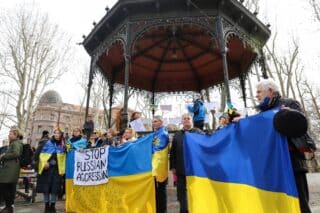Zagrepčani i Zagrepčanke  na Zrinjevacu ostavljali poruke mira i solidarnosti u znak podrške ljudima u Ukrajini