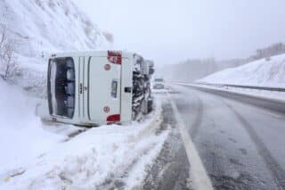 U prevrtanju autobusa na autocesti poginula jedna osoba