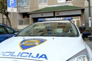 Zagreb: Policijski očevid u zgradi na Vrbanima gdje je pronađeno tijelo žene
