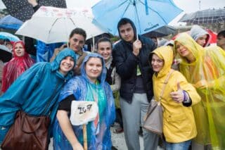Dubrovnik: Kiša ne ometa okupljanje mladih hodočasnika na Stradunu
