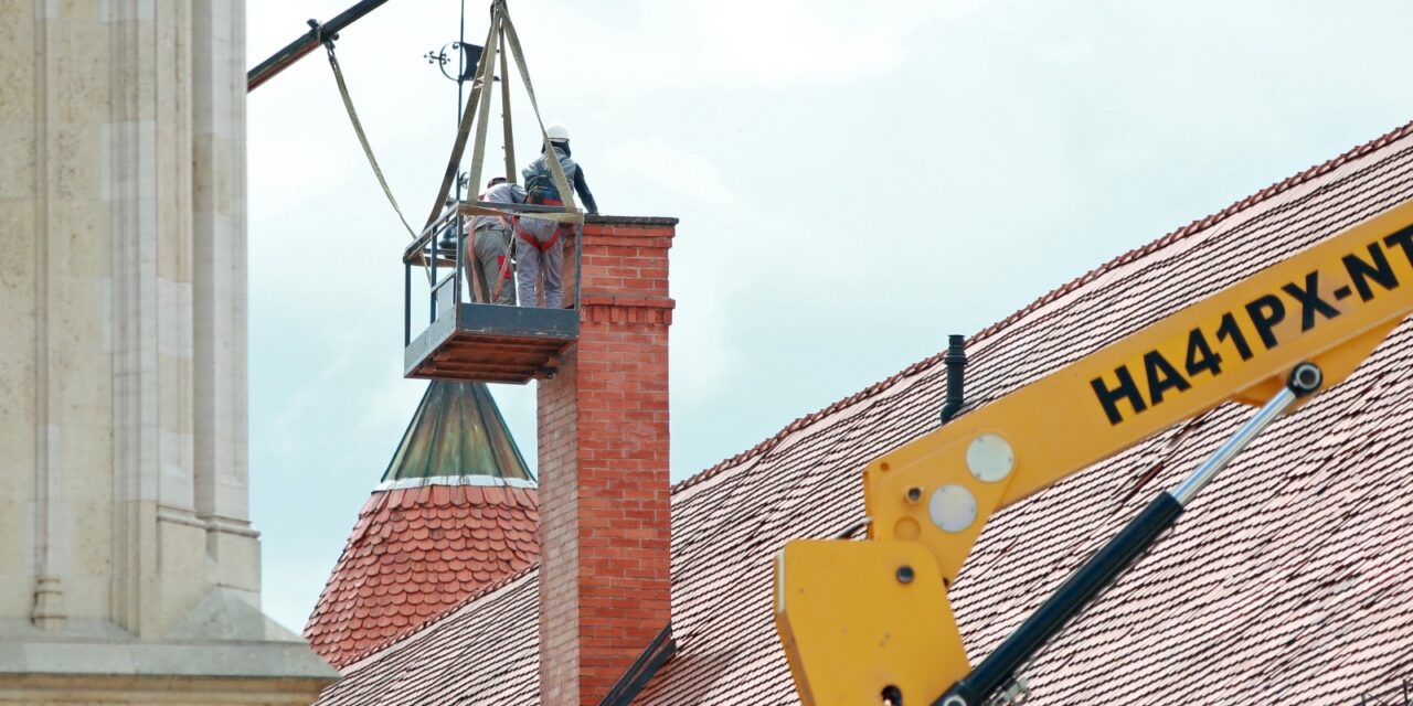Zagreb: Sanacija dimnjaka na krovisštu nadbiskupskih dvora
