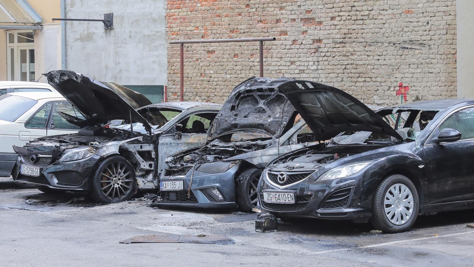 Zagreb: Noćas u Maksimirskoj izgorila četiri automobila