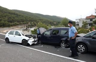 Sudar tri vozila na magristrali kod Grebaštice, ozlijeđeni prevezeni u bolnicu