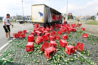 Karlovac: Iz kamiona na kružnom toku ispalo sedamdesetak gajbi piva
