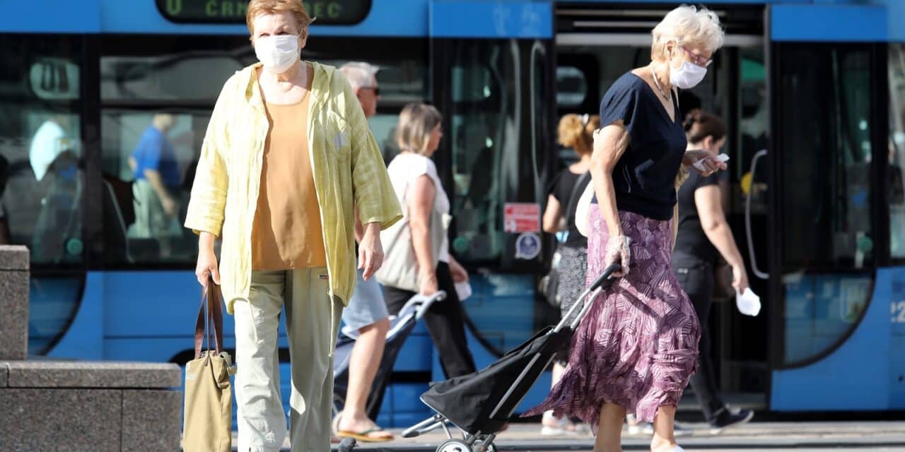 Zagreb: Stariji građani prihvatili naviku nošenja maski i na otvorenom