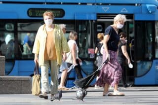 Zagreb: Stariji građani prihvatili naviku nošenja maski i na otvorenom