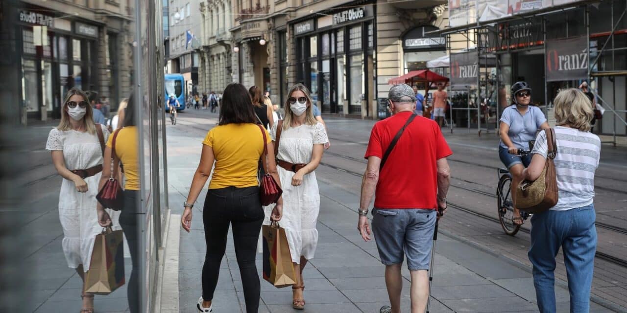 Zagreb: Građani u centru grada s zaštitnim maskama
