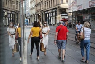 Zagreb: Građani u centru grada s zaštitnim maskama