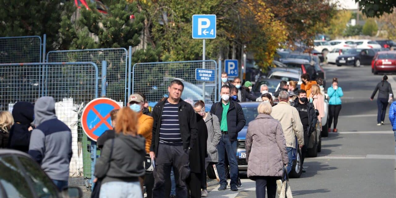 Građani satima čekaju testiranje na COVID-19 ispred bolnice Sestara milosrdnica