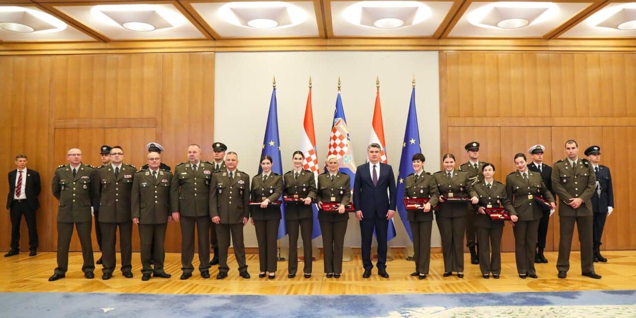 Zagreb: Milanović na Pantovčaku uručio časničke činove