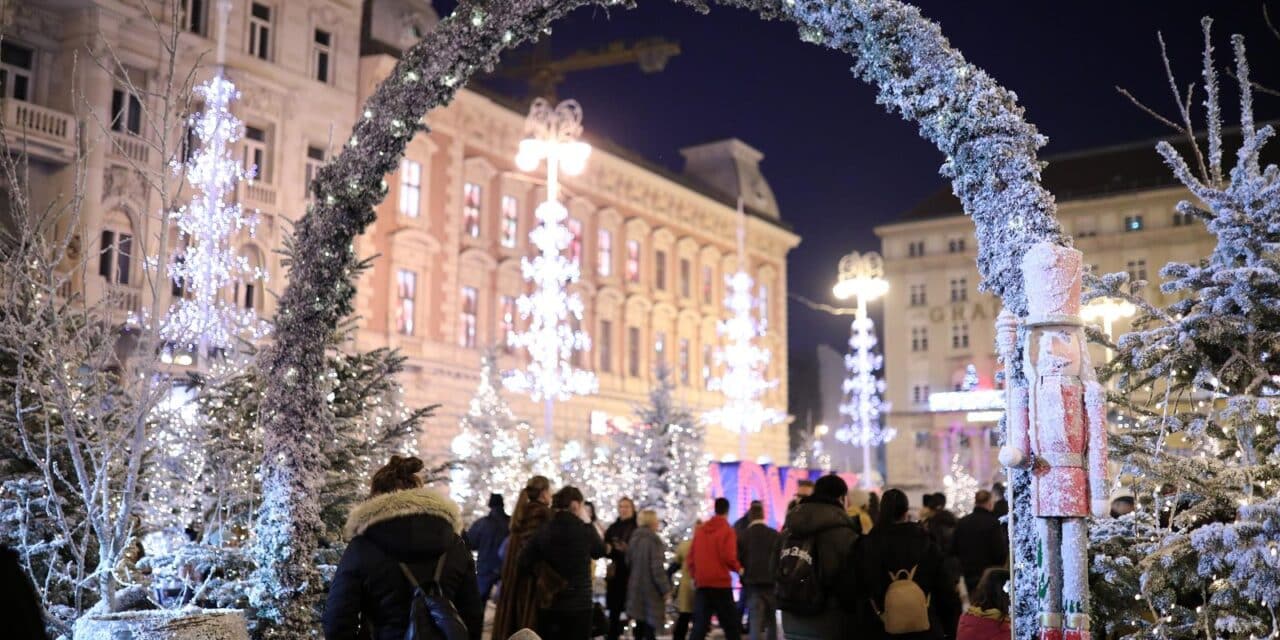 Paljenje prve adventske svijeće kod Manduševca u sklopu otvorenja Adventa u Zagrebu