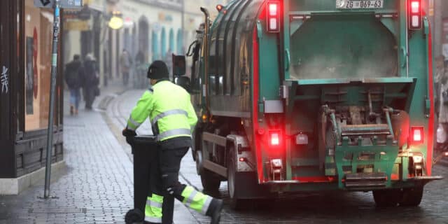 Zagreb: Radnici Čistoće odvoze smeće iz Radićeve ulice