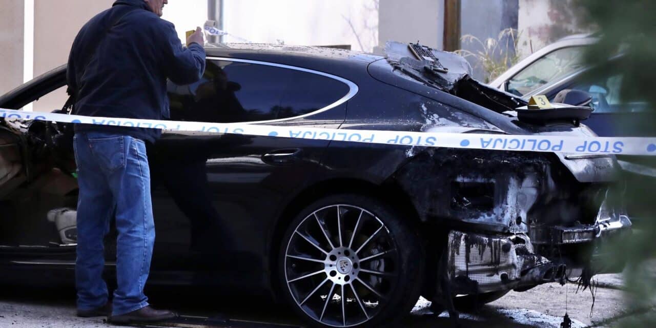 Na parkiralištu u Splitu usred noći gorio Porsche