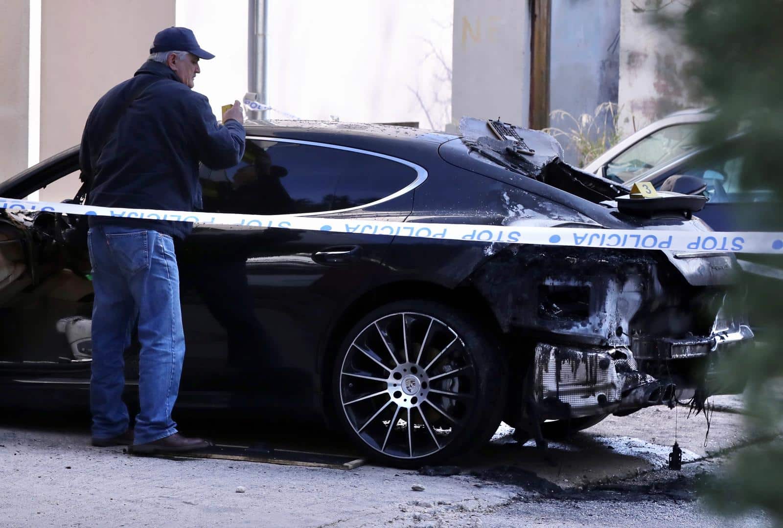 Na parkiralištu u Splitu usred noći gorio Porsche