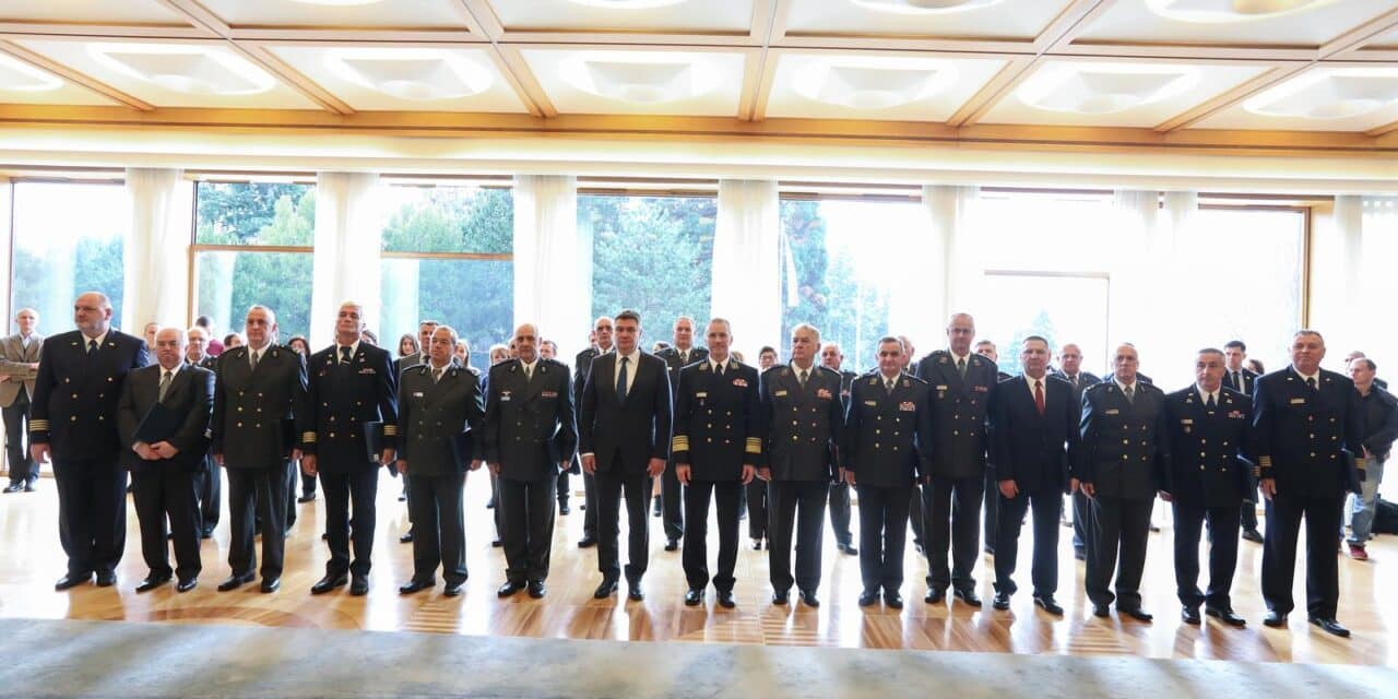 Predsjednik uručio časnićke bodeže umirovljenim generalima i brigadirima/kapetanima bojnog broda