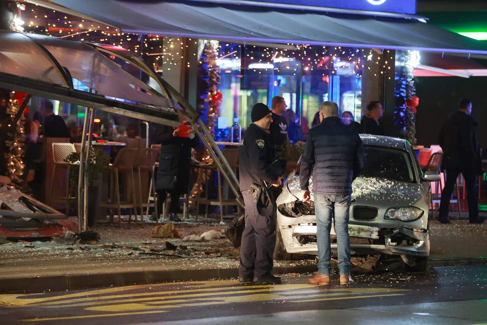 Kaos u centru Osijeka: BMW-om pokosio autobusnu stanicu,