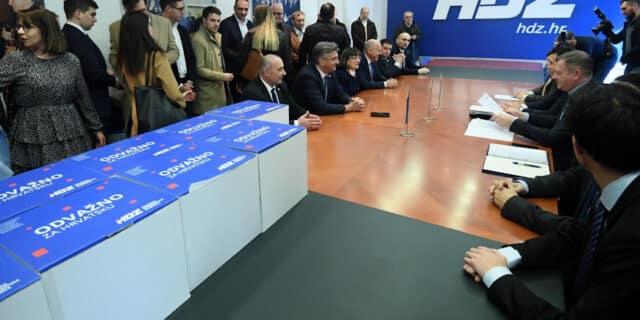 Zagreb: Andrej Plenković zajedno sa svojim timom predao potpise za stranačke izbore