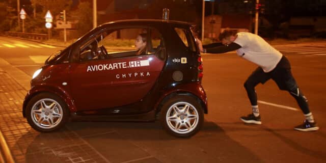 Zagreb: Tomislav Lubenjak obara Guinnessov rekord u guranju automobila na 100 kilometara