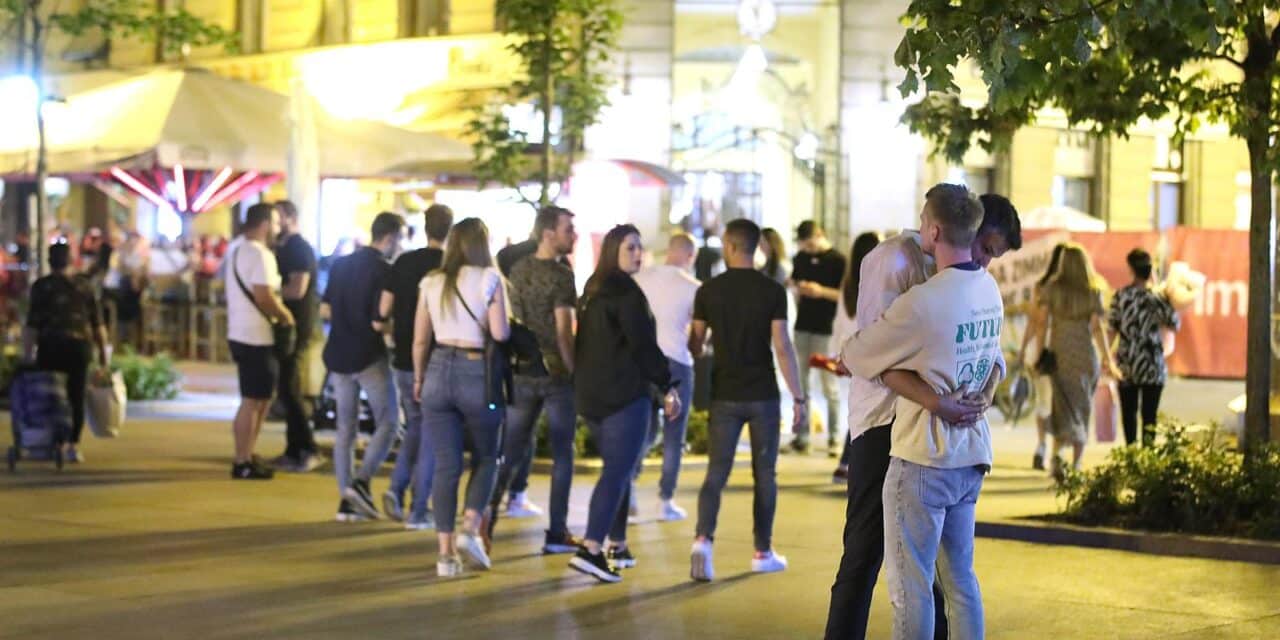 U večernjim satima nastavljen performans Studija jednog zagrljaja