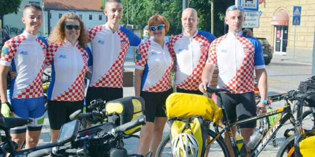 Sisak: Šestero biciklista krenulo u Vatikan na put dugačak 1865 kilometara