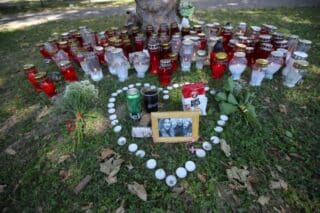 Zagreb: Građani se lampionima, porukama i plišancima opraštaju od poginule studentice