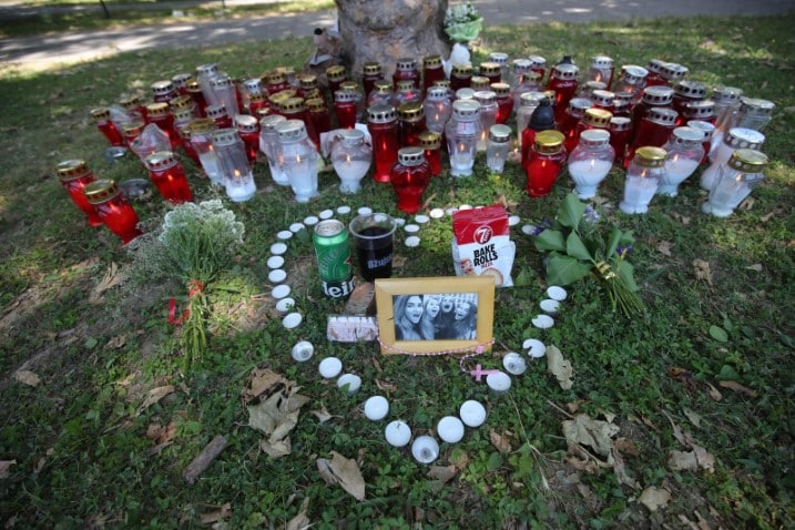 Zagreb: Građani se lampionima, porukama i plišancima opraštaju od poginule studentice