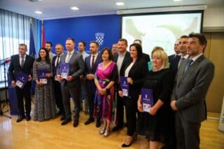Ministar Piletić uručio ugovore o dodjeli bespovratnih sredstava iz Poziva “Osiguravanje školske prehrane za djecu u riziku od siromaštva”
