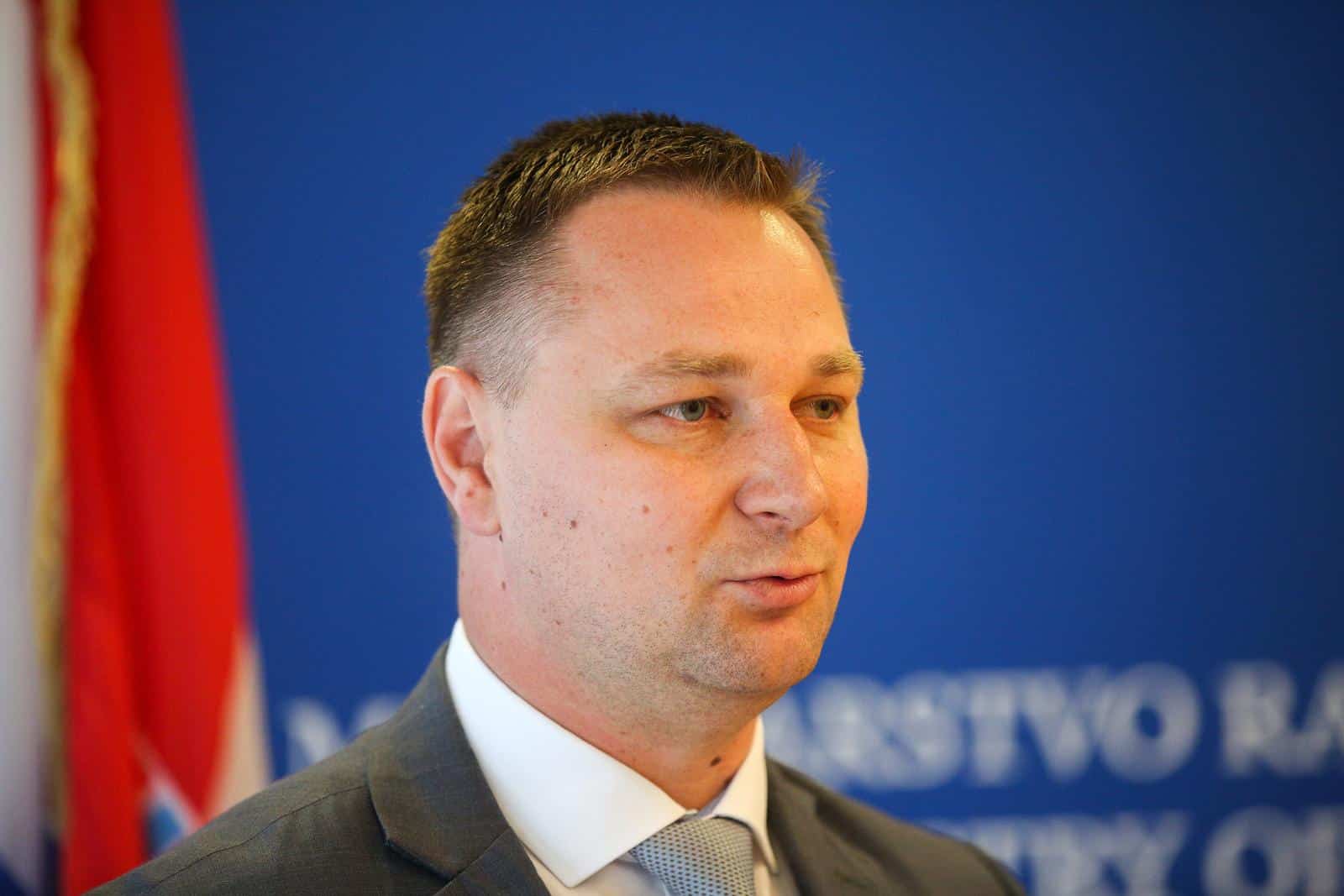Ministar Piletić uručio ugovore o dodjeli bespovratnih sredstava iz Poziva “Osiguravanje školske prehrane za djecu u riziku od siromaštva”