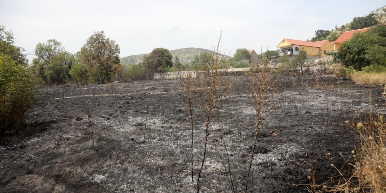 Vatrogasci uz pomoć zračnih snaga gase požar na potezu Perković – Sitno Donje
