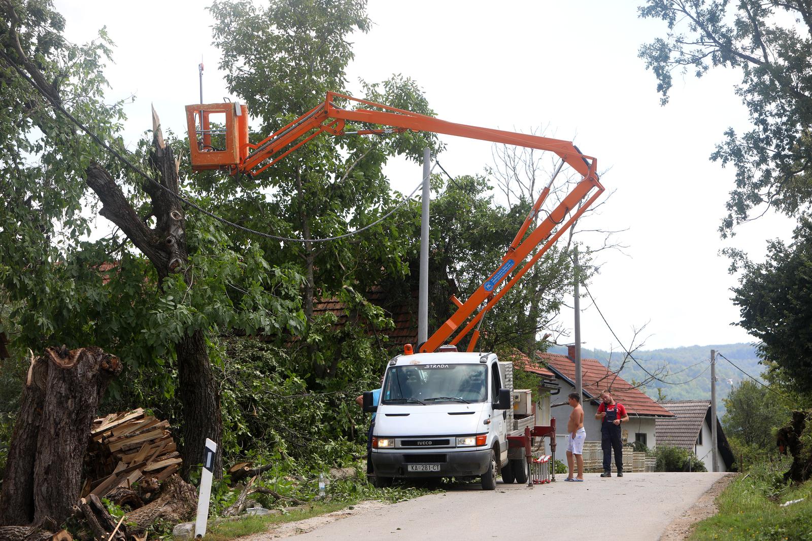 Više od stotinu vatrogasaca sanira štete na objektima nastalim u jučerašnjem nevremenu na karlovačkom području