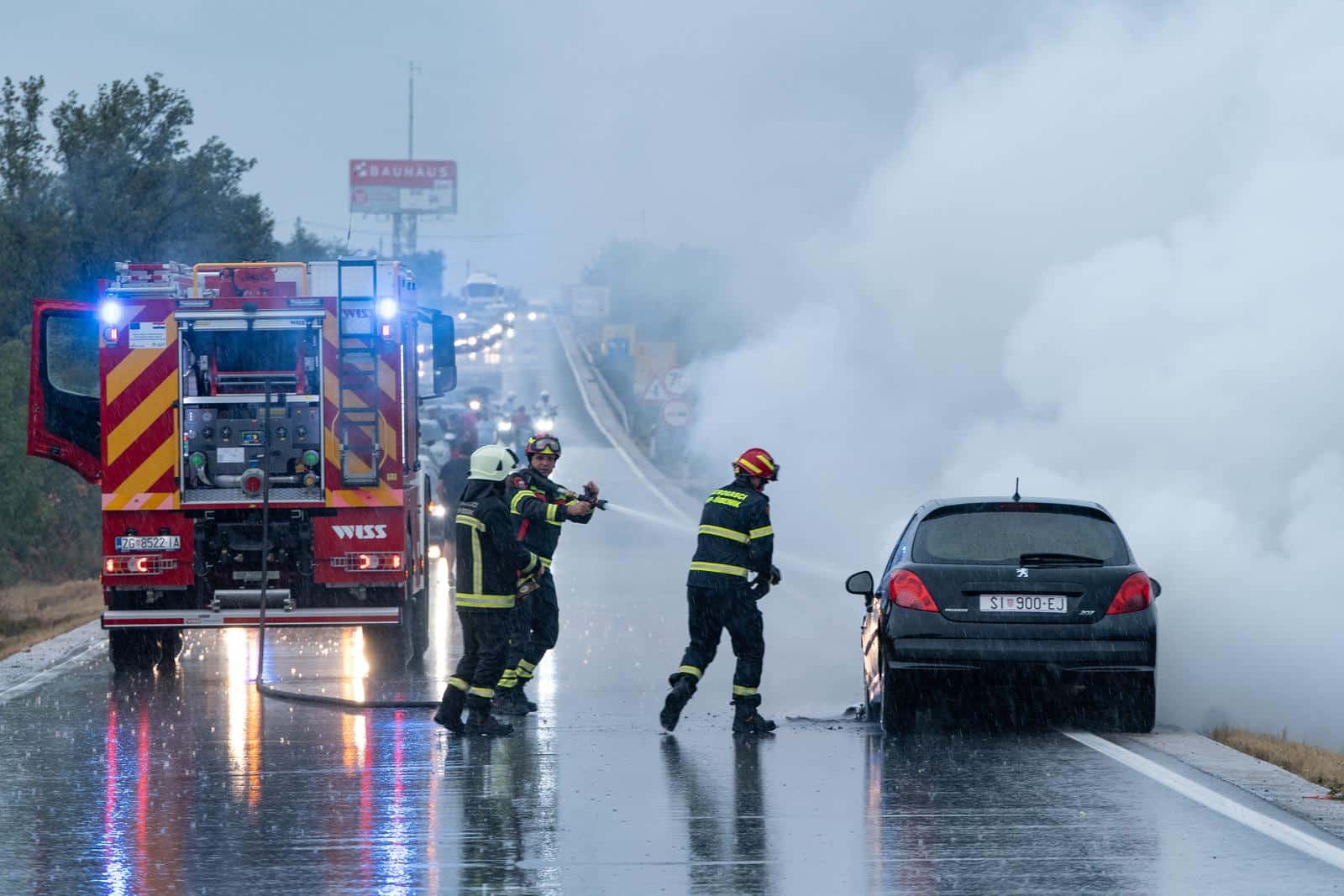 Kod šibenskog mosta zapalio se automobil