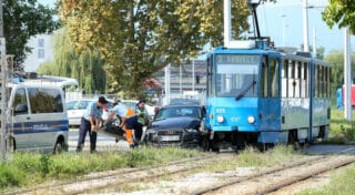 Zagreb: Potpuno uništen automobil u sudaru s tramvajem na Žitnjaku