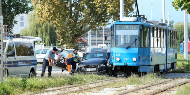 Zagreb: Potpuno uništen automobil u sudaru s tramvajem na Žitnjaku