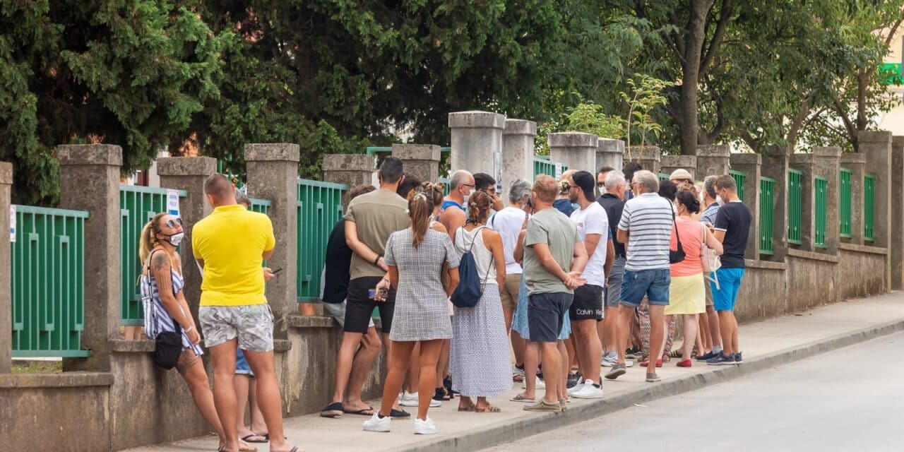 Pula: Red za testiranje ispred Zavoda za javno zdravstvo Istarske županije
