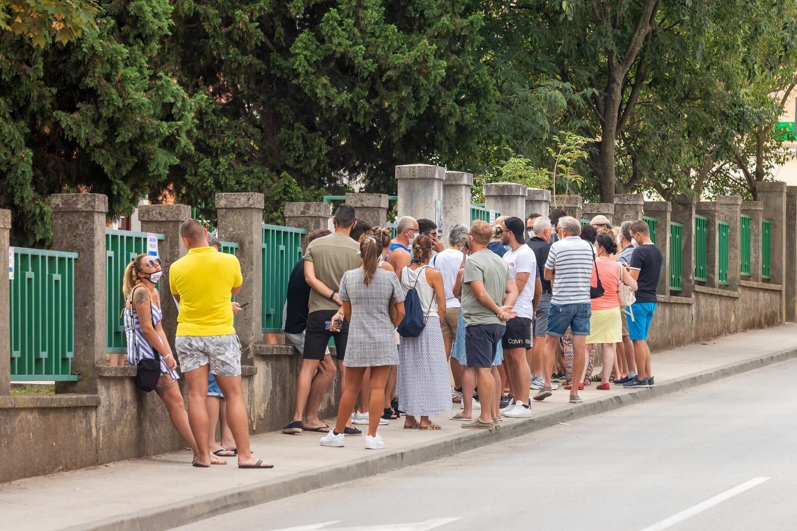 Pula: Red za testiranje ispred Zavoda za javno zdravstvo Istarske županije