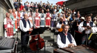 Zagreb: Koncert Ladarica i Orkestra Lado privukao veliku pažnju građana na tržnici Dolac