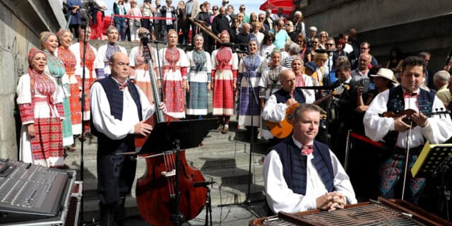 Zagreb: Koncert Ladarica i Orkestra Lado privukao veliku pažnju građana na tržnici Dolac