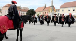 Kravat pukovnija obilježila Svjetski dan turizma mimohodom preko Dolca i smjenom straže
