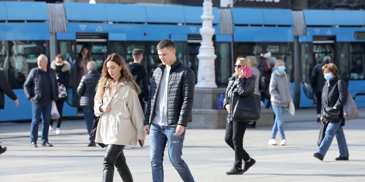 Zagrepčani uživaju u toplom jesenskom danu na Trgu bana Jelačića