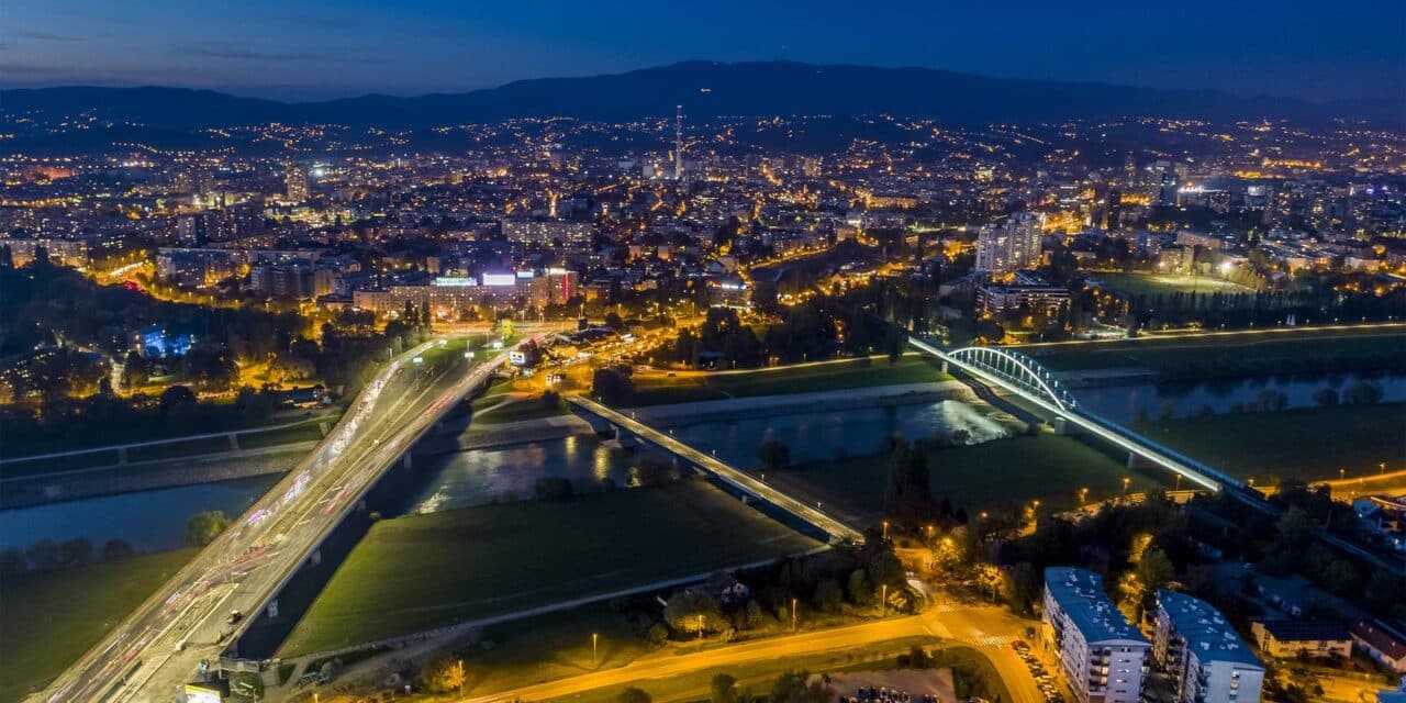 Zagreb: Pogled iz zraka tijekom noći na Hendrixov, Savski i Jadranski most