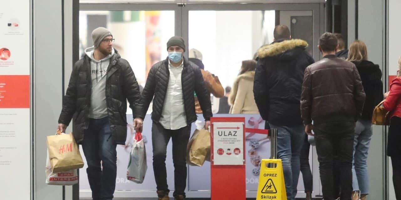 Gužve ispred zagrebačkih trgovačkih centara zbog Black Fridayja