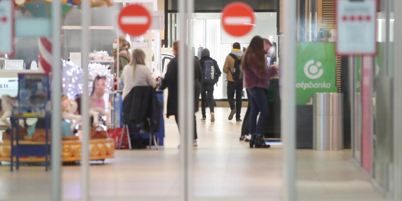 Gužve ispred zagrebačkih trgovačkih centara zbog Black Fridayja