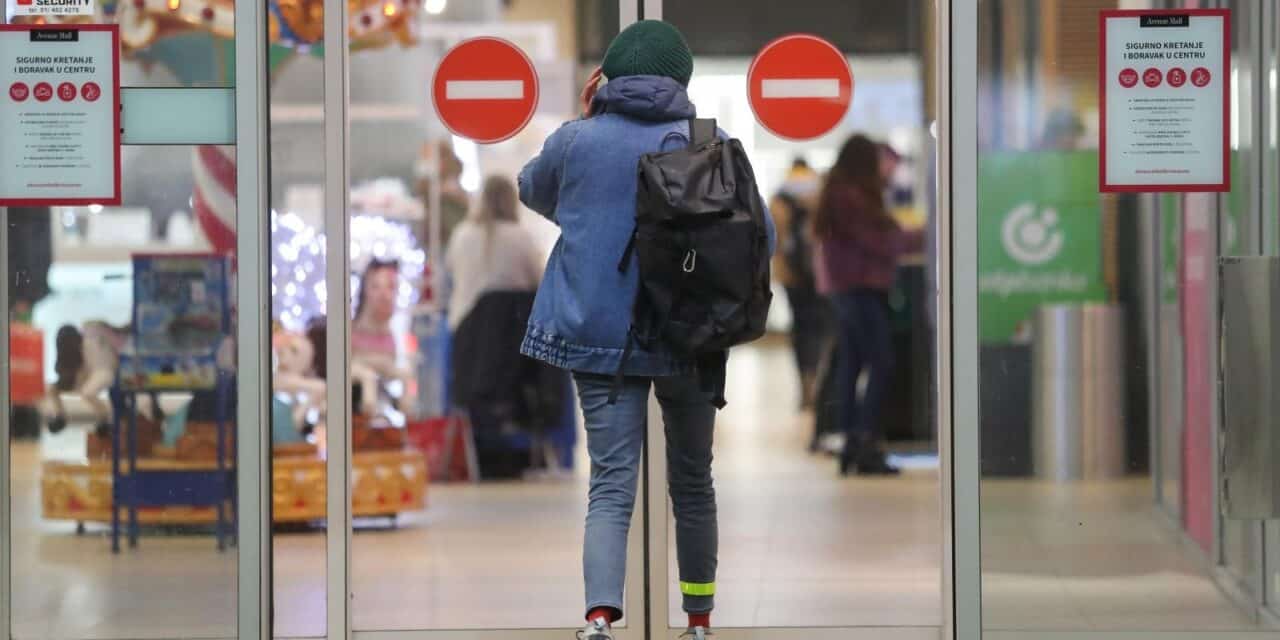 Gužve ispred zagrebačkih trgovačkih centara zbog Black Fridayja