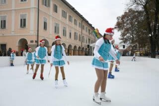 Bjelovar: Mažoretkinje otvorile klizališnu sezonu koja će trajati do 16. siječnja 2022.