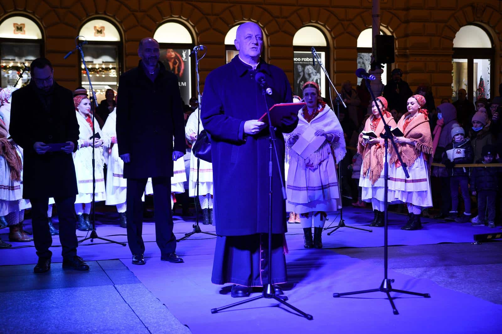 Zagreb: Na Manduševcu zapaljena prva adventska svijeća